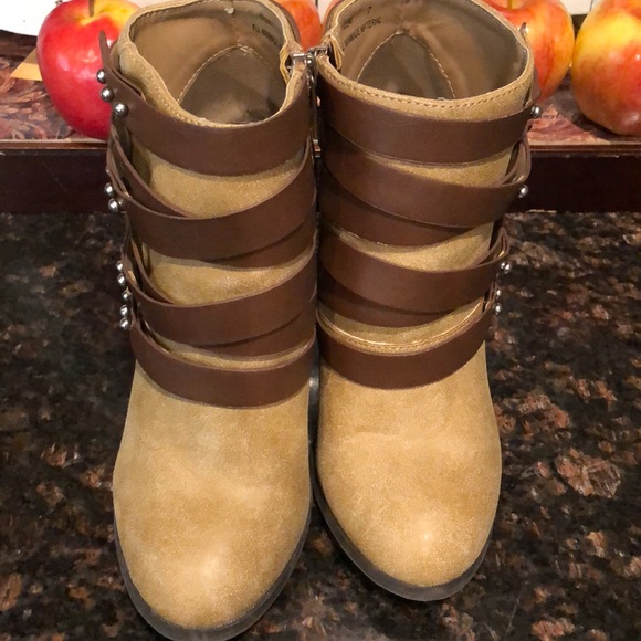 Boots 😍 - Picture 2 of 5